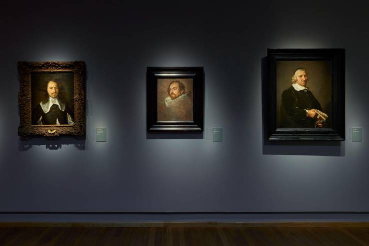 Van Dycks Werk tritt in einen lebendigen Dialog mit anderen Porträts aus unserer Sammlung.