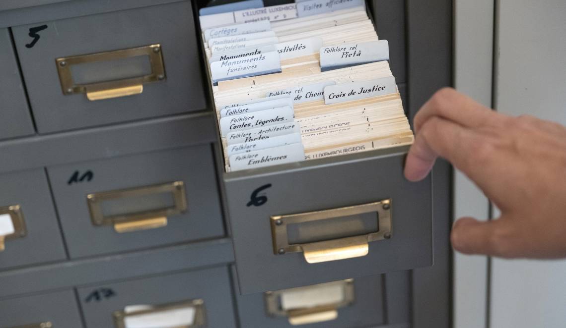 Index cards in a library card catalogue