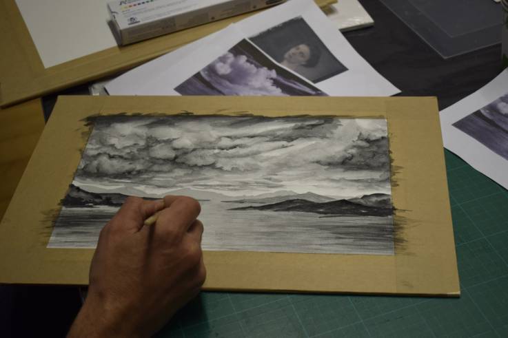 Ein fertiges monochromes Aquarellbild bildet das Meer, Inseln und einen wolkigen Himmel ab