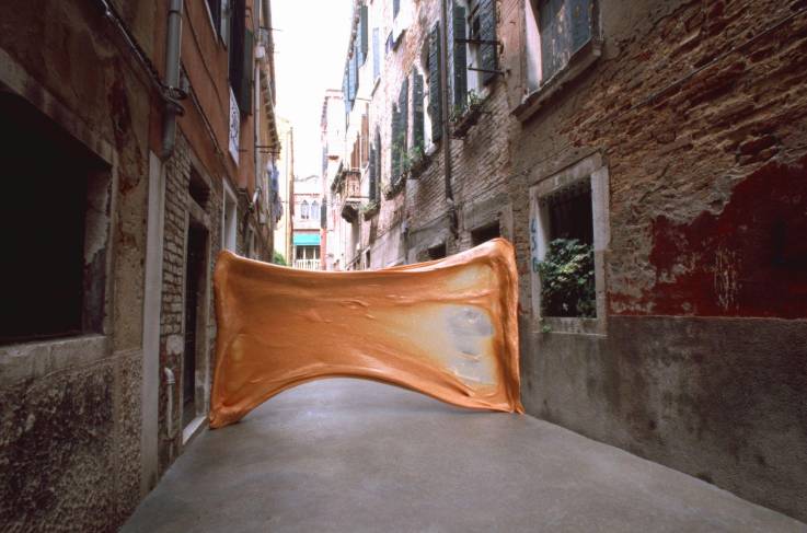 Simone Decker, Chewing in Venice 2: Chewing gum Forno, 1999, photography. Mudam Luxembourg.