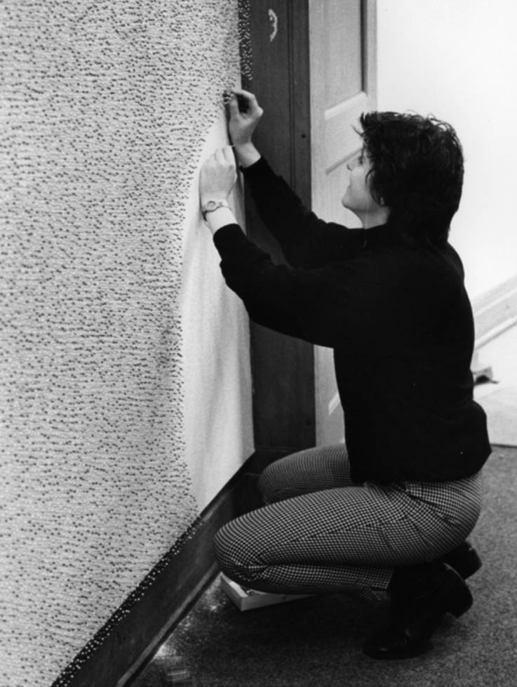 D’Simone Decker bei hirer Installatioun Épinglage an der Ausstellung Rendez-vous provoqué, 1994 am Nationalmusée.