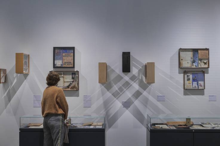 Une femme regarde un objet dans une exposition