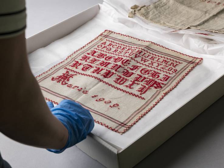 Ein quadratisches Alphabet-Tuch aus dem Archiv des Museums
