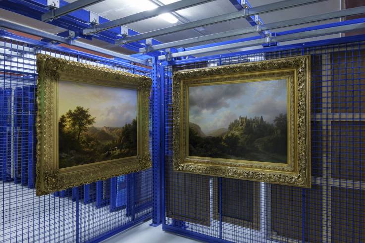 Au dépôt du musée, l’équipe restauration a fait installer en miroir les deux Koekkoek de nos collections: la précision topographique privilégiée  par le peintre est remarquable.