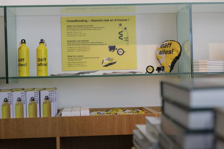 Articles de marketing en vente dans le shop du musée au profit de notre levée de fonds.