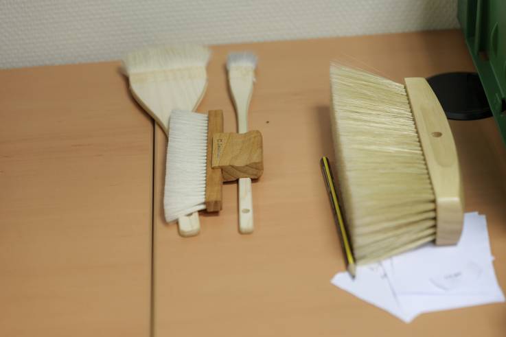 Accessoires de dépoussiérage adaptés aux archives papier.