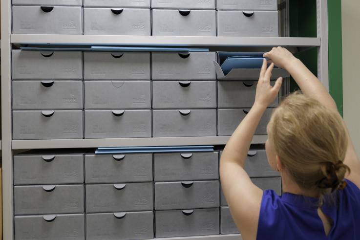 Les documents sont classés et placés dans du matériel de stockage adapté à leur conservation à long terme.