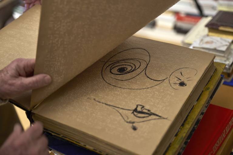 Dessins recouvrant du papier imprimé en  braille