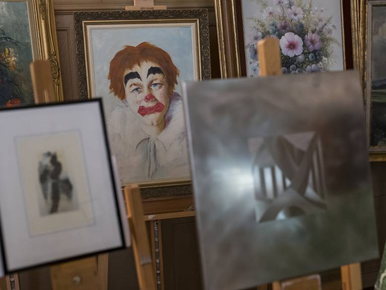 Amas de tableaux d'un atelier artistique 