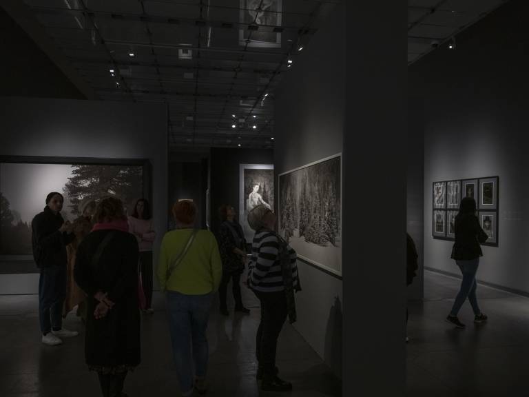 Visiteurs déambulant dans la salle