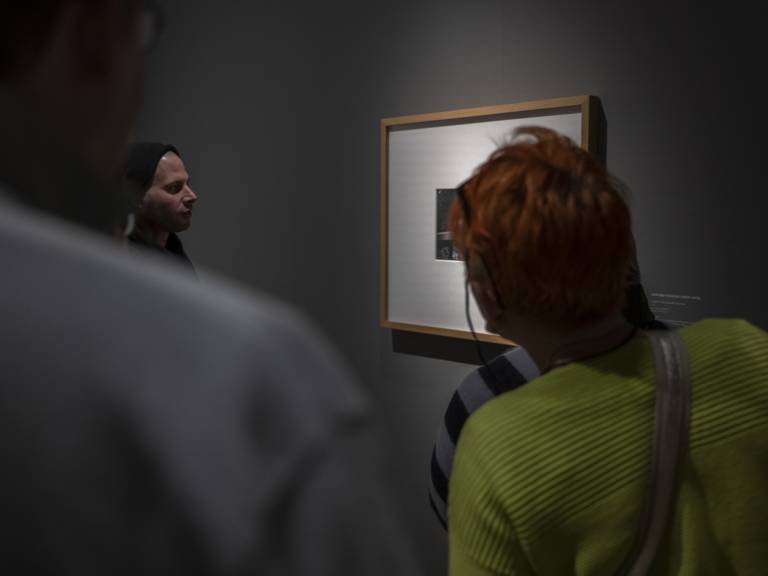 Groupe de visiteurs devant une oeuvre de Steichen.